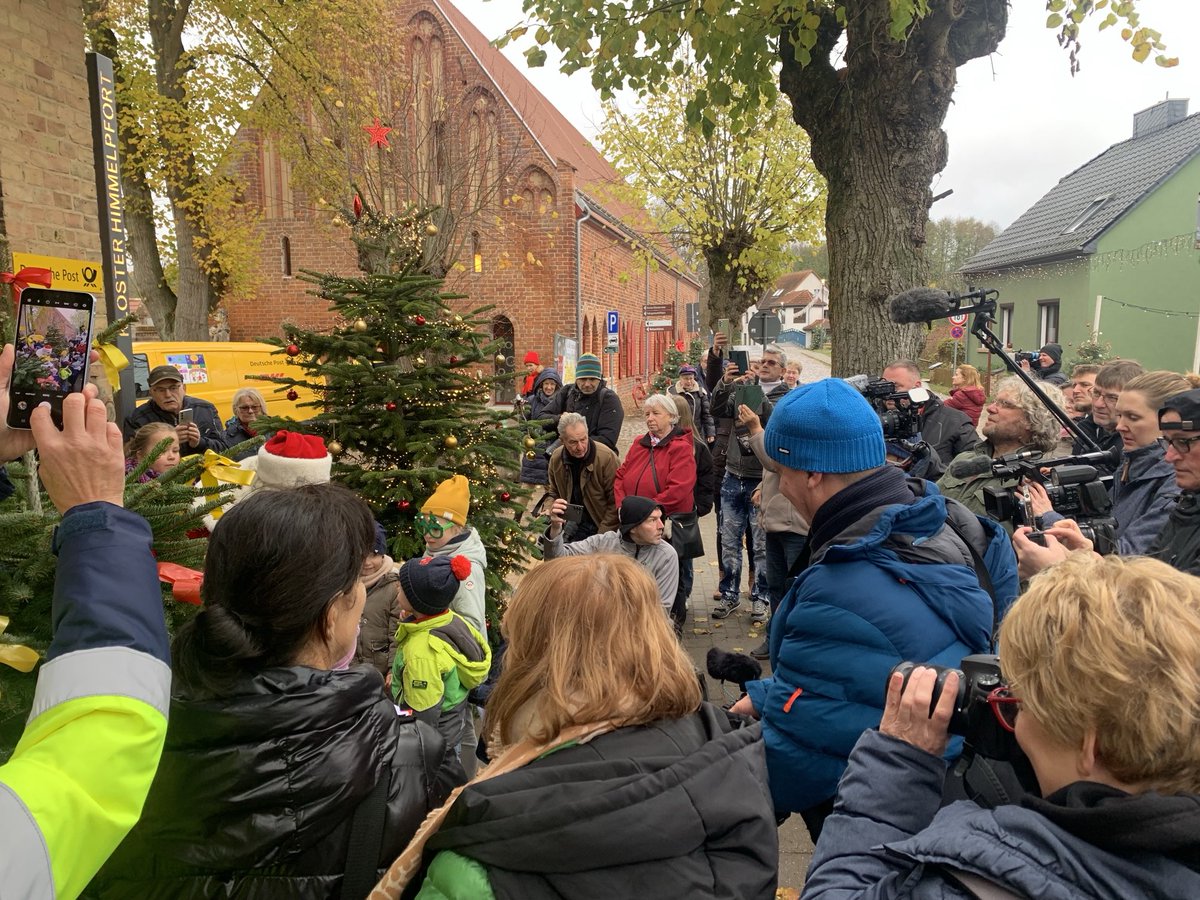 mc_geiler's tweet photo. Großer Medienrummel heute bei der Eröffnung von Deutschlands größtem #Weihnachtspostamt im brandenburgischen Himmelpfort. Und ⁦der Weihnachtsmann und ich waren dabei. ⁦@DeutschePostDHL⁩ ⁦@dpdhl_ber⁩ Nachzulesen bei ⁦@epdOst⁩ https://t.co/pJJGOHMBFy