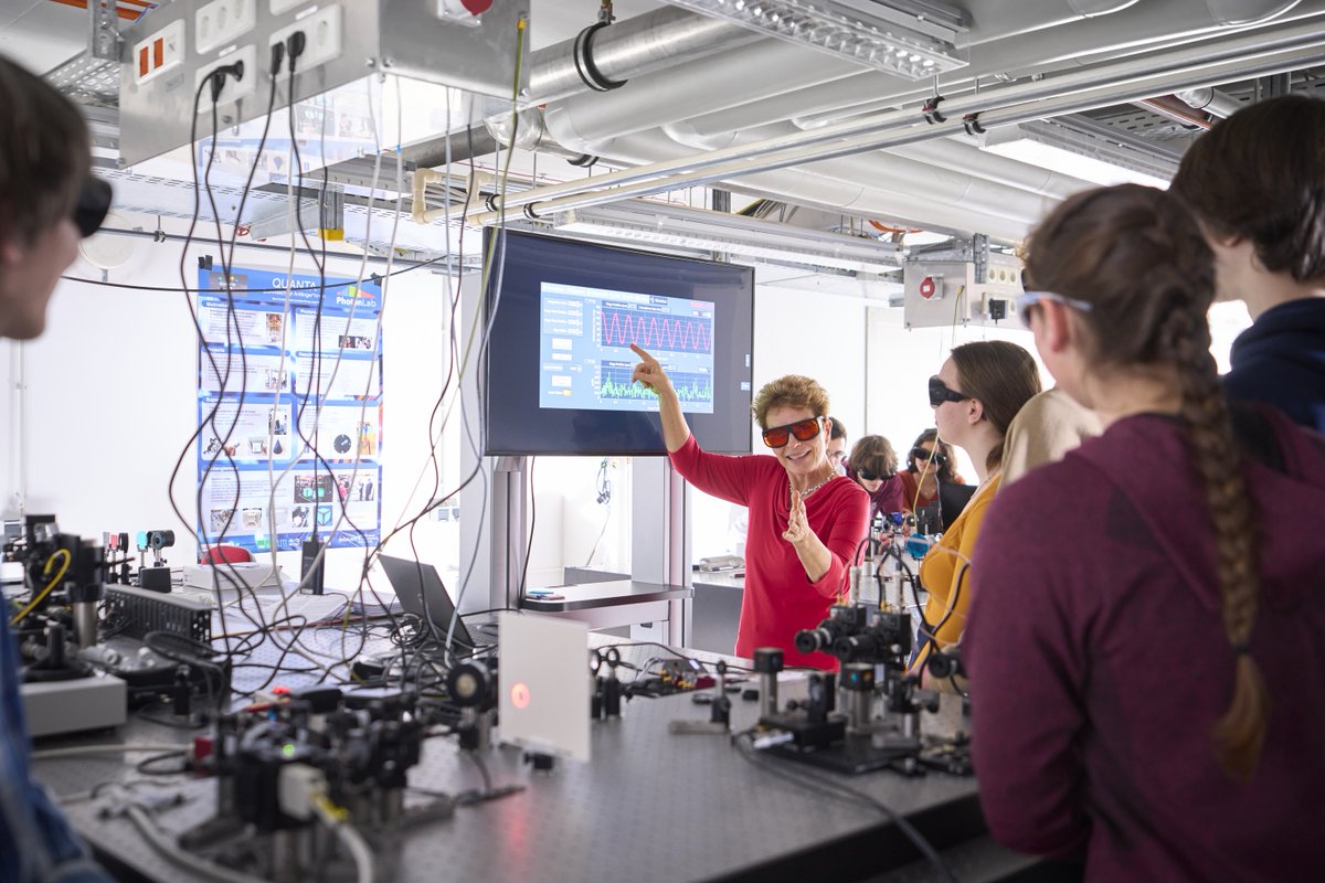 🥳Congratulations to Silke Stähler-Schöpf for winning this year’s Georg Kerschensteiner Prize, awarded by the DPG!

The head of the MQV-supported student laboratory PhotonLab at the MPQ received the prize for her outstanding contributions to physics education and outreach.