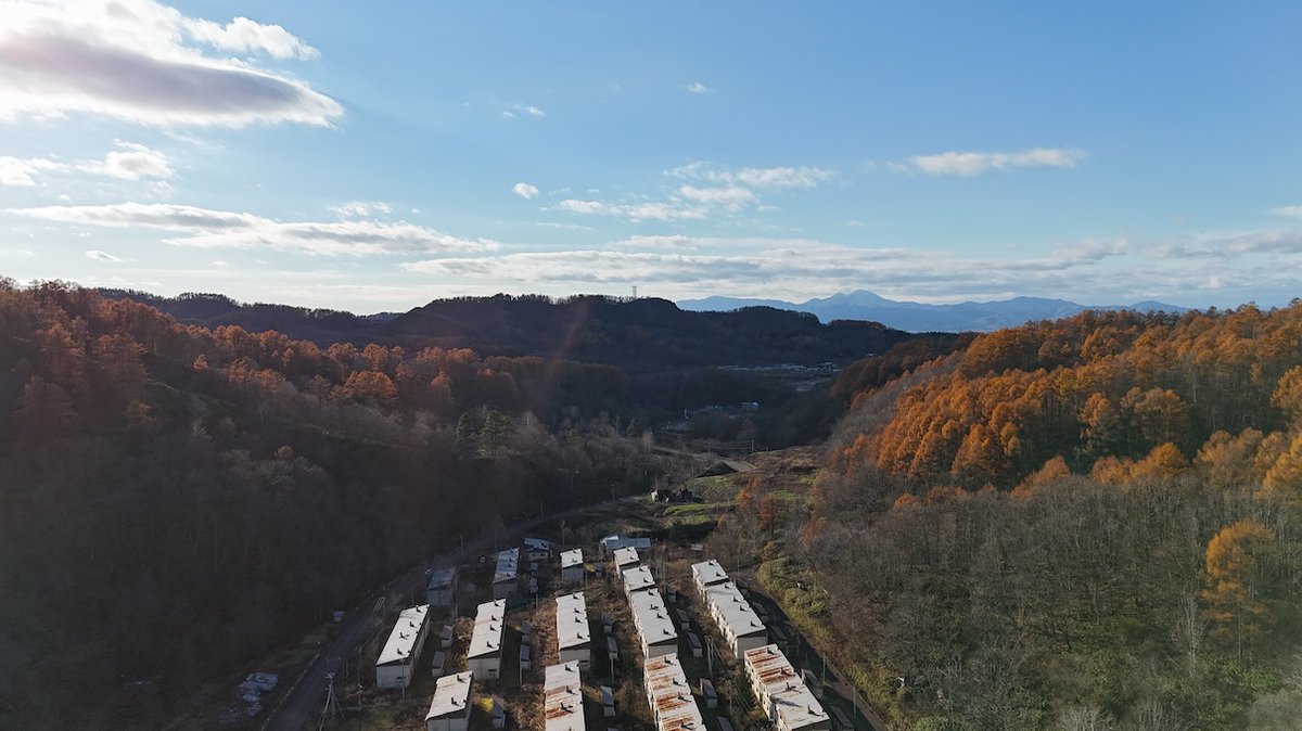 Yuk_taniguchi's tweet photo. 【人々の生活の跡】
上砂川町の奥地にある旧炭鉱住宅。TVでも放映された上砂川町の名所(?)です。今は誰も住まない団地群ですが、そこには人々が暮らした足跡が残っていました。多くの人々にとっての思い出が消えず、再び人が訪れる場所になるよう、ドローンビジネスとしての活用を模索中です。 https://t.co/MXh0WENSnq