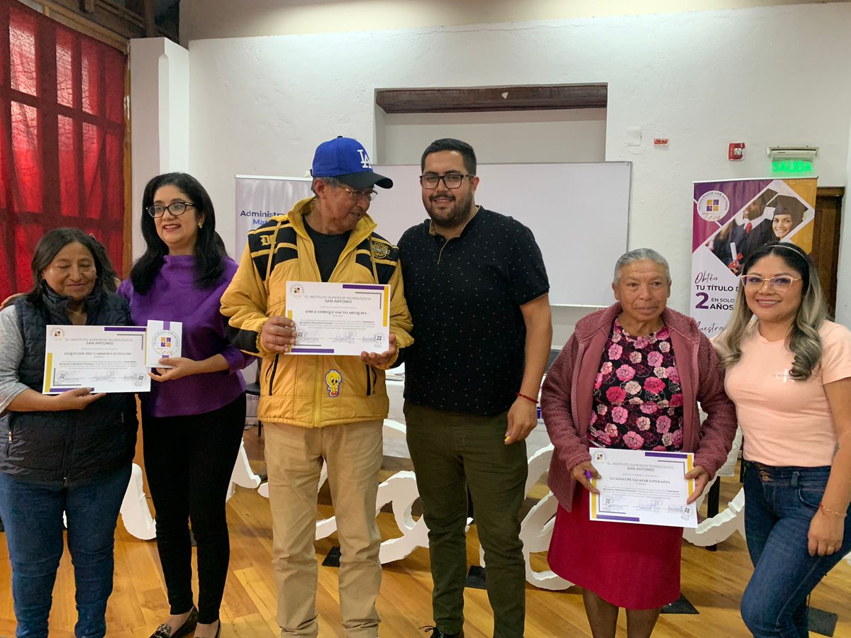 ZonalmSaenz's tweet photo. 👨🏼‍🎓👩🏻‍🎓 #CapacitaciónZonaCentro | Organizamos con el @InstitutoTESA una capacitación en Experiencia al Cliente y Educación Financiera, empoderando a las asociaciones de comercio autónomo y a los emprendedores locales que han sido ya certificados en el tema.

#QuitoRenace https://t.co/9RFwCpalc3