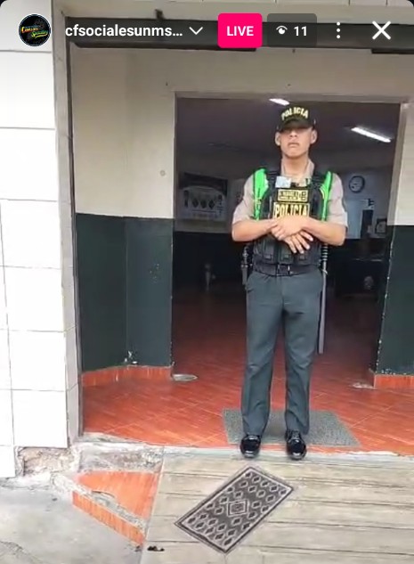 jfowks's tweet photo. Policía 🇵🇪 detiene arbitrariamente a estudiantes @unmsm frente a Palacio de Justicia, la policía les ha arrebatado sus carteles del #ParoNacional y los ha llevado a la Comisaría de Cotabambas pese a que no han cometido ningún delito, ejercían su derecho a la protesta pacífica https://t.co/rQQPRfKlFY