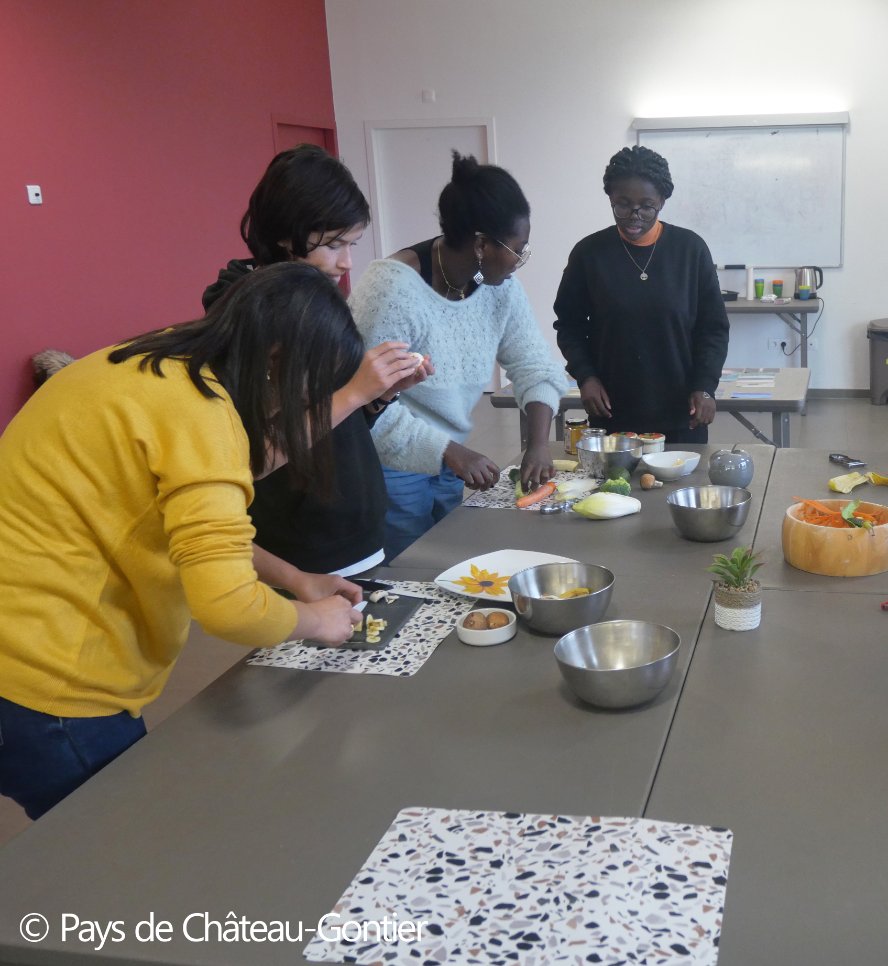chateau_gontier's tweet photo. La cuisine thérapie vous connaissez ? C'est l'atelier qu'ont suivi des parents avec leurs ados dans le cadre de la Quinzaine de la parentalité du Centre social Le Peps autour du #consentement
▶️La 15aine se poursuit avec un café parent, un one woman show, des ateliers ludiques... https://t.co/AvvWc5DpO4