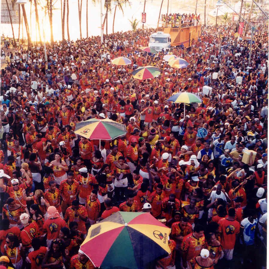 Hoje é dia de #tbt e vamos de Carnaval 2002, com o tema "A nova tenda dos milagres", uma homenagem a Jorge Amado. 

Isso tudo é saudade do carnaval, viu minha gente?! VEM LOGO!