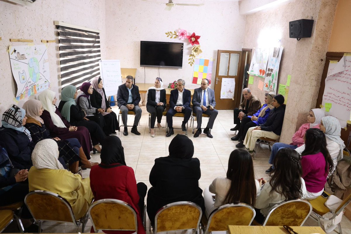 وزير الاقتصاد الرقمي والريادة يلتقي فريقا شبابيا يطور مبادرة لتسويق منتجات المجتمعات المحلية 
14 تشرين الثاني 2024
عمان- التقى وزير الاقتصاد الرقمي والريادة، المهندس سامي سميرات اليوم الخميس، فريقا شبابيا يعمل على تطوير مبادرة لحلول رقمية تدعم تسويق وبيع منتجات سيدات المجتمع