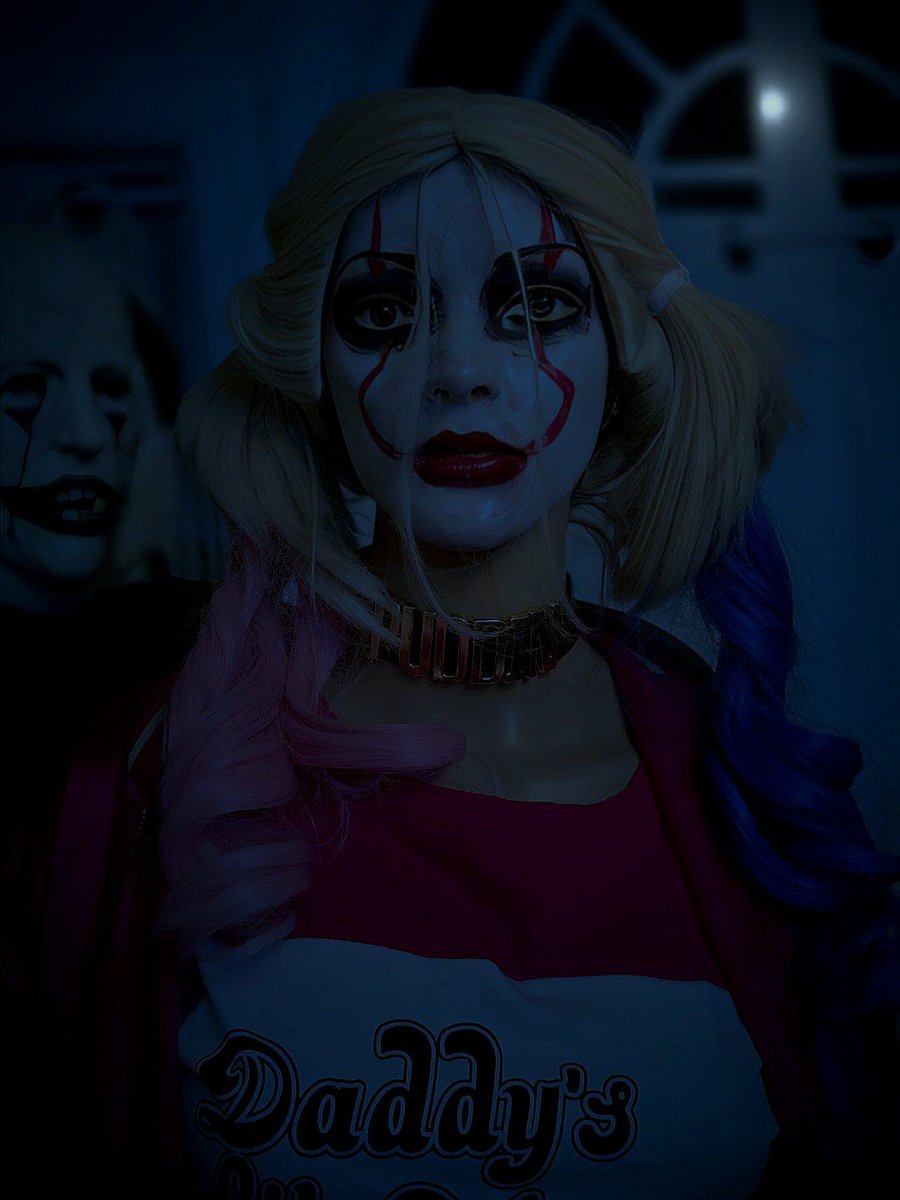 PeterPo37583892's tweet photo. Finally put some makeup slash oil pastels on my #lifesized #HarleyQuinn. Obviously it's #pennywise influenced. not a great job but done. https://t.co/HvCAUxkXBw