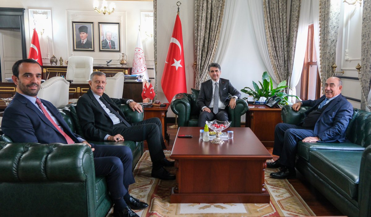 🔹 Narven Termal Kasaba'nın Genel Müdürü Serdar Yıldız ile İşletme Müdürü İbrahim Yüksel,
🔹 İş insanları Faik İçmeli ile Yavuz İçmeli ve Eğitimci Ömer Balıbey,

Valimiz Sayın Abdulaziz Aydın'a hayırlı olsun ziyaretinde bulundular.

Valimiz Sayın Abdulaziz Aydın, nazik