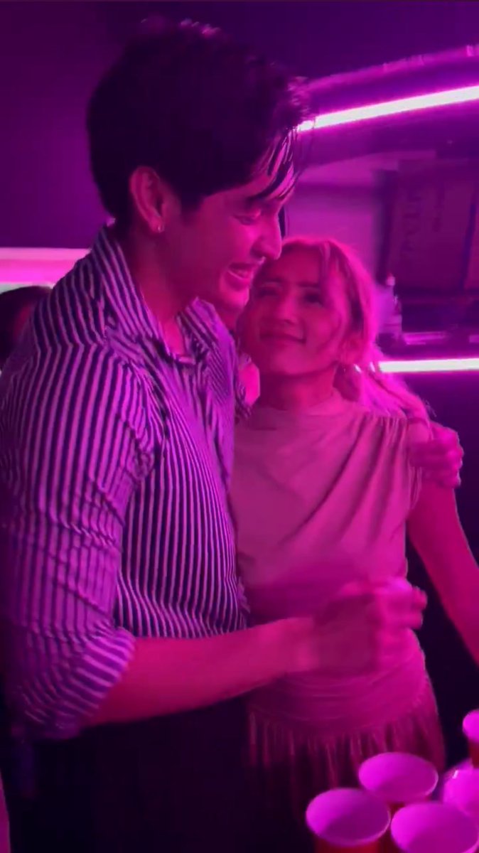 notsomleux's tweet photo. gab’s side hug and hya’s heart eyes for him sksjshsh

ELVI AS HOUSEMATES

#CITWUnit1432Part2
#HyGab | #ChasingInTheWild
#HyacinthCallado | #GabLagman https://t.co/FplUJ0jk95