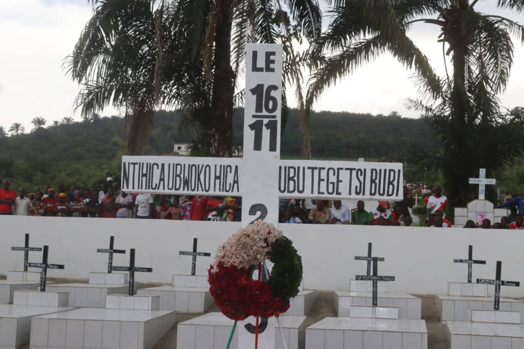 BubanzaCommune2's tweet photo. #Burundi:Umukuru w'Igihugu c'Uburundi, @GeneralNeva, yifadikanije n'Abagumyabanga,mu nkuka y'imisa yabereye kuri sikirisari #Gifurwe yo muri Komine #Mpanda n'Intara ya @BubanzaProvince,yo gusabira no kwunamira Intwari zaguye k'urugamba ziriko ziharanira amahoro na Demokarasi. https://t.co/eWXmgYhHqN