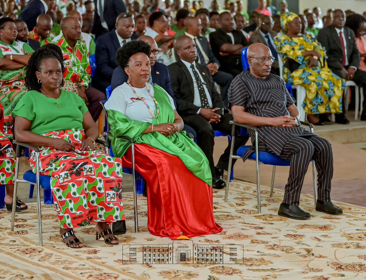 BubanzaCommune2's tweet photo. #Burundi:Umukuru w'Igihugu c'Uburundi, @GeneralNeva, yifadikanije n'Abagumyabanga,mu nkuka y'imisa yabereye kuri sikirisari #Gifurwe yo muri Komine #Mpanda n'Intara ya @BubanzaProvince,yo gusabira no kwunamira Intwari zaguye k'urugamba ziriko ziharanira amahoro na Demokarasi. https://t.co/eWXmgYhHqN
