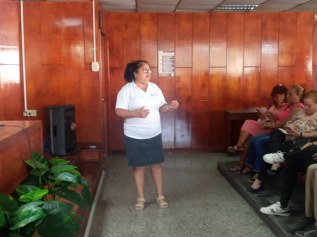 finanzasprecios's tweet photo. #Hoy en gran intercambio y capacitación que involucra a jóvenes. Directora de Multas, @BasHeidi explica el trabajo que realiza la Oficina del municipio y situación actual, en cuanto a personal y la cantidad de deudores que existen actualmente en el Consejo Popular Catedral
#Cuba https://t.co/WzrCqHi1qH