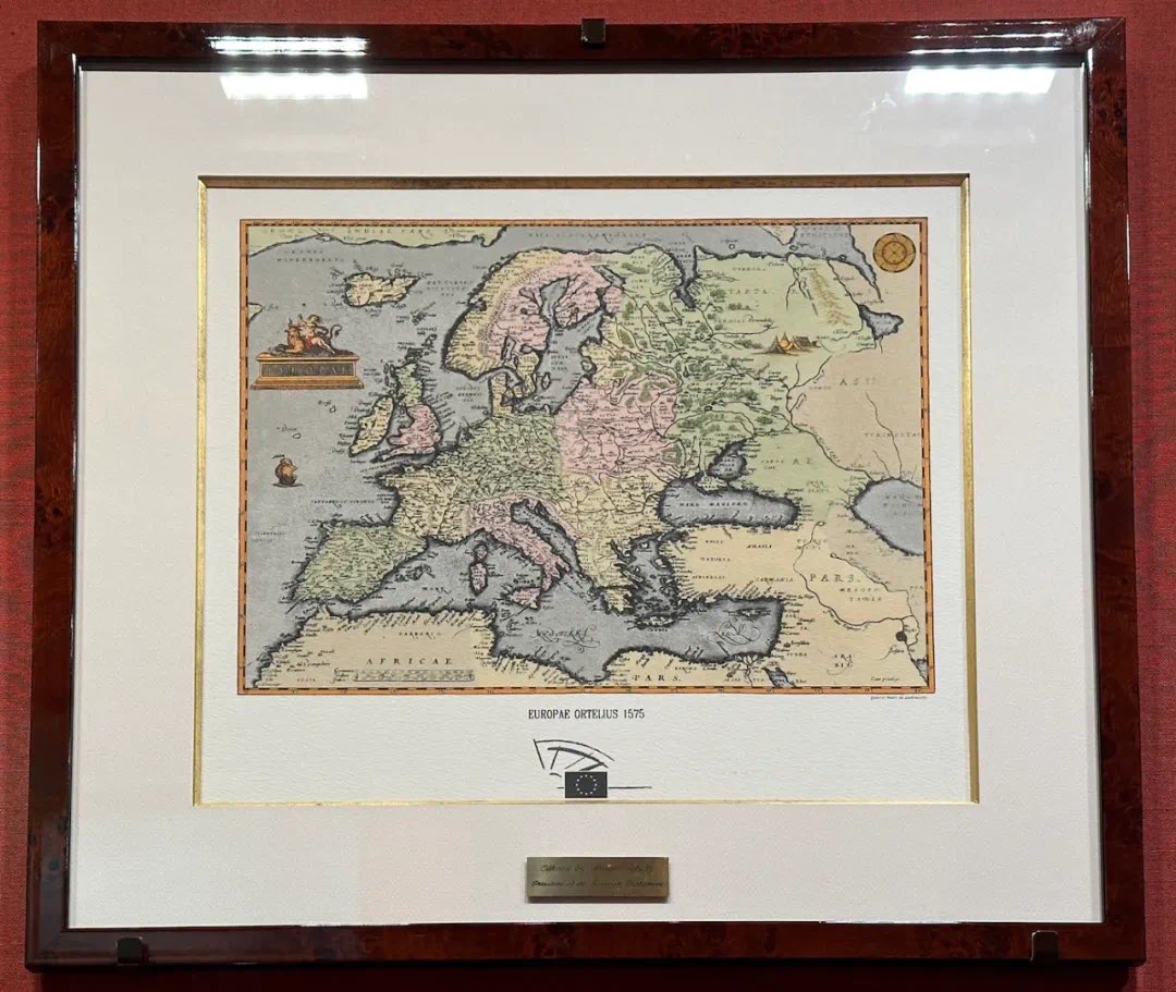 Belt_and_Road_'s tweet image. 2) It served as one of the key references for China’s earliest colored world map, _The Map of the World_ (_Kunyu Wanguo Quantu_), created by Ricci in collaboration with Chinese scientists. #OldMap (Photo Source: Cezhanyanjiu)