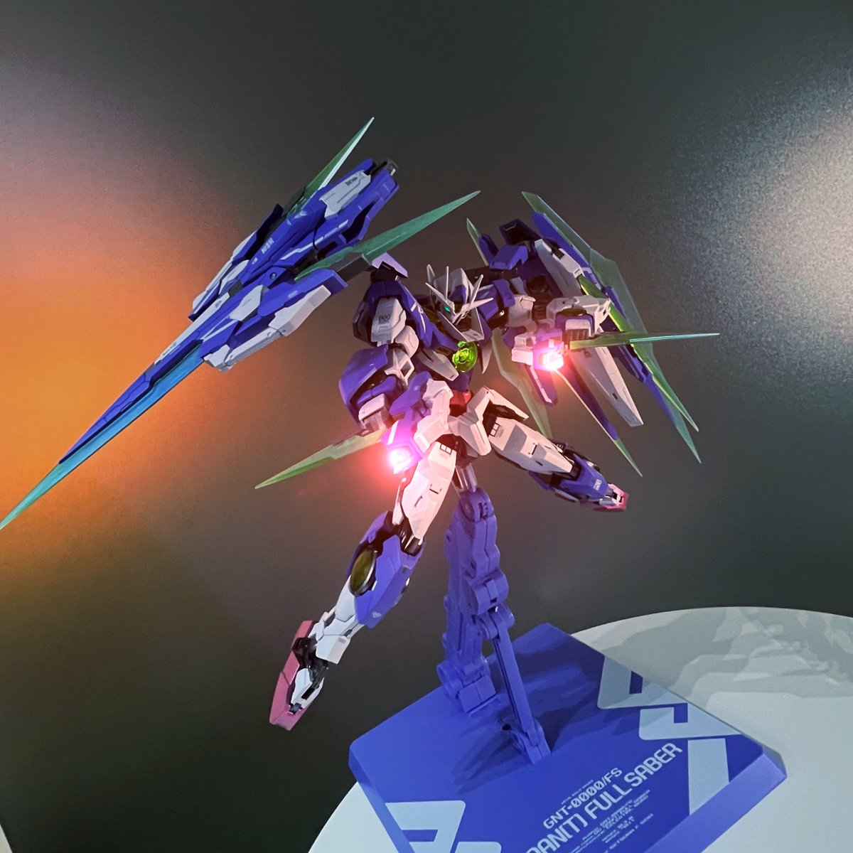 lokiyear15's tweet photo. METAL BUILD
ダブルオークアンタ フルセイバー
かっこいい！けれどもポロリは健在なため、ポージングが四苦八苦だった

TAMASHII NATION 2024 開催記念商品 metalbuild 00 GAN(T) FULL SABER https://t.co/v1SujSOaUq