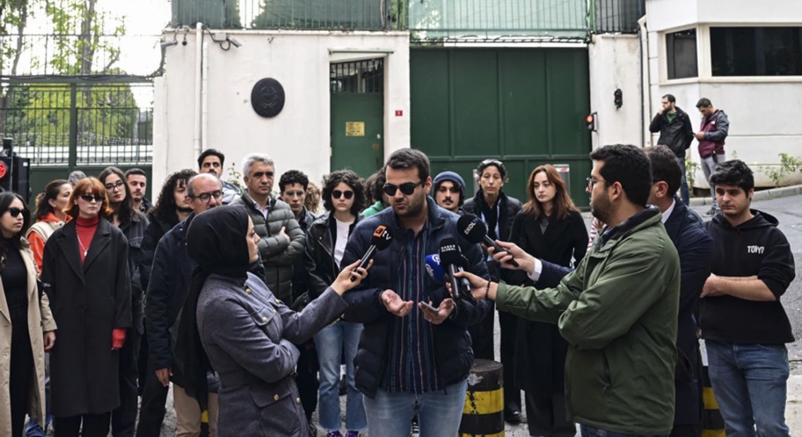 Eğitim Hakkımız Engelleniyor: Yüzlerce Türk Öğrencisi İtalya Vizesi Mağduru, İstanbul Konsolosluğu Önünde Basın Açıklaması Düzenlediler, Destek Bekliyoruz!🇹🇷🇮🇹

Yüzlerce Türk öğrenci, kazandıkları eğitim hakkına rağmen İtalya’dan vize alamadıkları için mağdur. Ben de bu