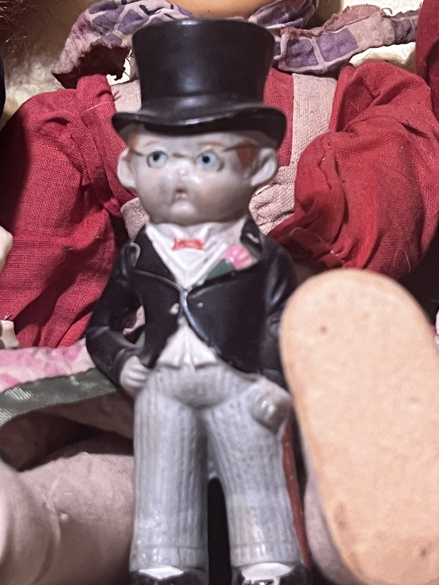 So I found this meme again, but it made me realize I have a little porcelain statue that looks exactly like this guy.

I’ve never had twitter, but I made one just so @gunzfromvaloran could see this.