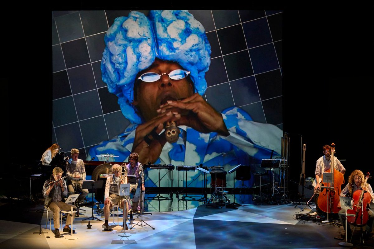 #MaerzMusik 2025 eröffnet mit der experimentellen Musiktheater-Show „MELENCOLIA“ (21. &amp; 22.3.) von Brigitta Muntendorf und Moritz Lobeck – mit dem Ensemble Modern und dem Apollo-Chor der Staatsoper Unter den Linden. 
Tickets sind ab jetzt im Vorverkauf!
berlinerfestspiele.de/maerzmusik/pro…