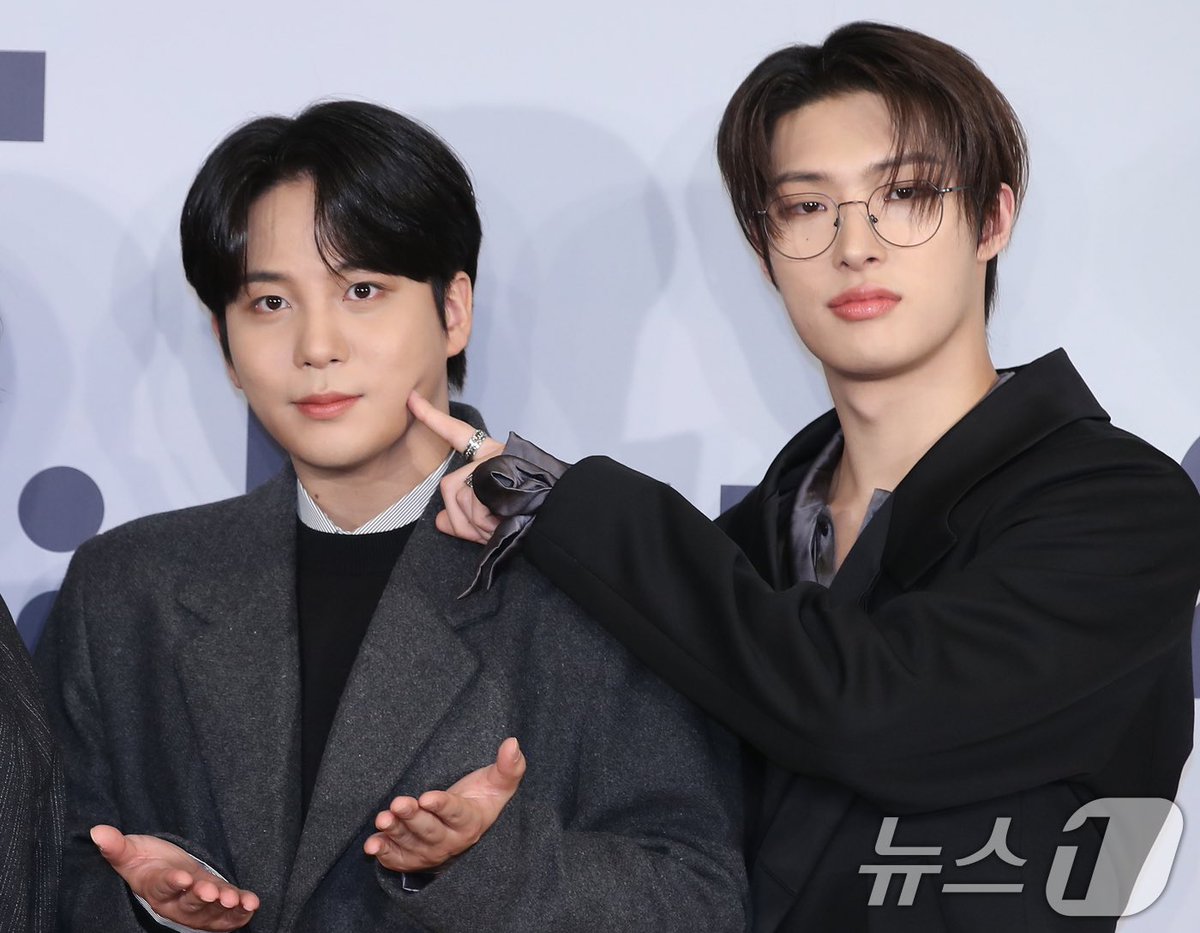 jjonggiomp's tweet image. jongho taking mingis hand to poke his own cheek ohhh they are so cute🥹🥹