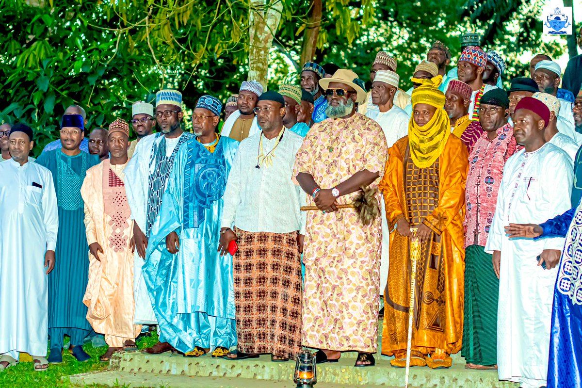 Dimanche 10 Novembre j’ai reçu au Palais une forte délégation de la communauté Haoussa du Wouri avec à sa tête El Hadj Adamou Housseni Chef de ladite communauté. Cette visite de courtoisie s’inscrivait dans le cadre de la consolidation de nos liens existants et du vivré ensemble