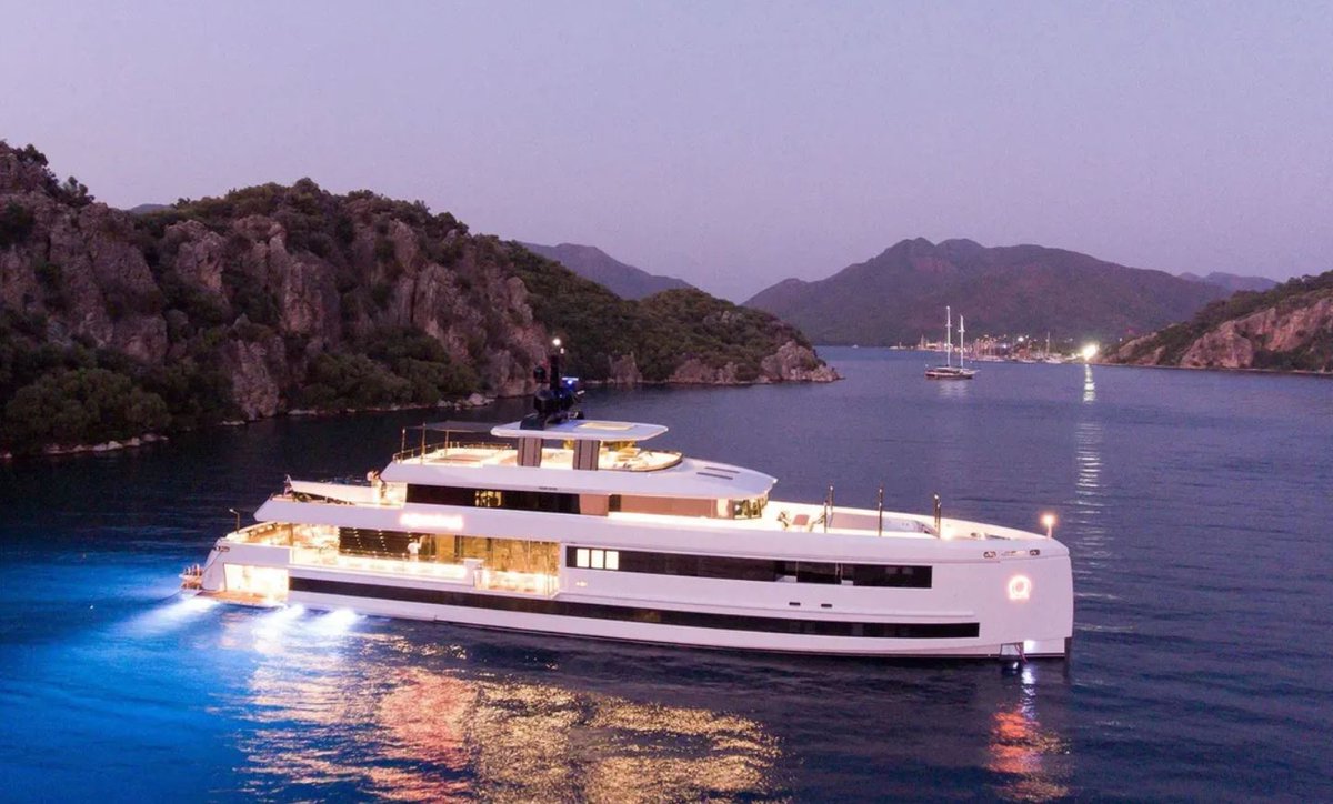 RoyaleOceanic's tweet photo. Everyone deserves an adventure and this 45.5 meter Mengi Yay yacht offers just that, her incredible sleek lines give her a sporty look. Boastfully her amenities include: 2 x Balconies, Barbecue, Beach Club, Exterior Bar, Fore-deck Seating &amp; Table, Sun Deck, Sun-pads &amp; Much more https://t.co/xCjEQgltUE