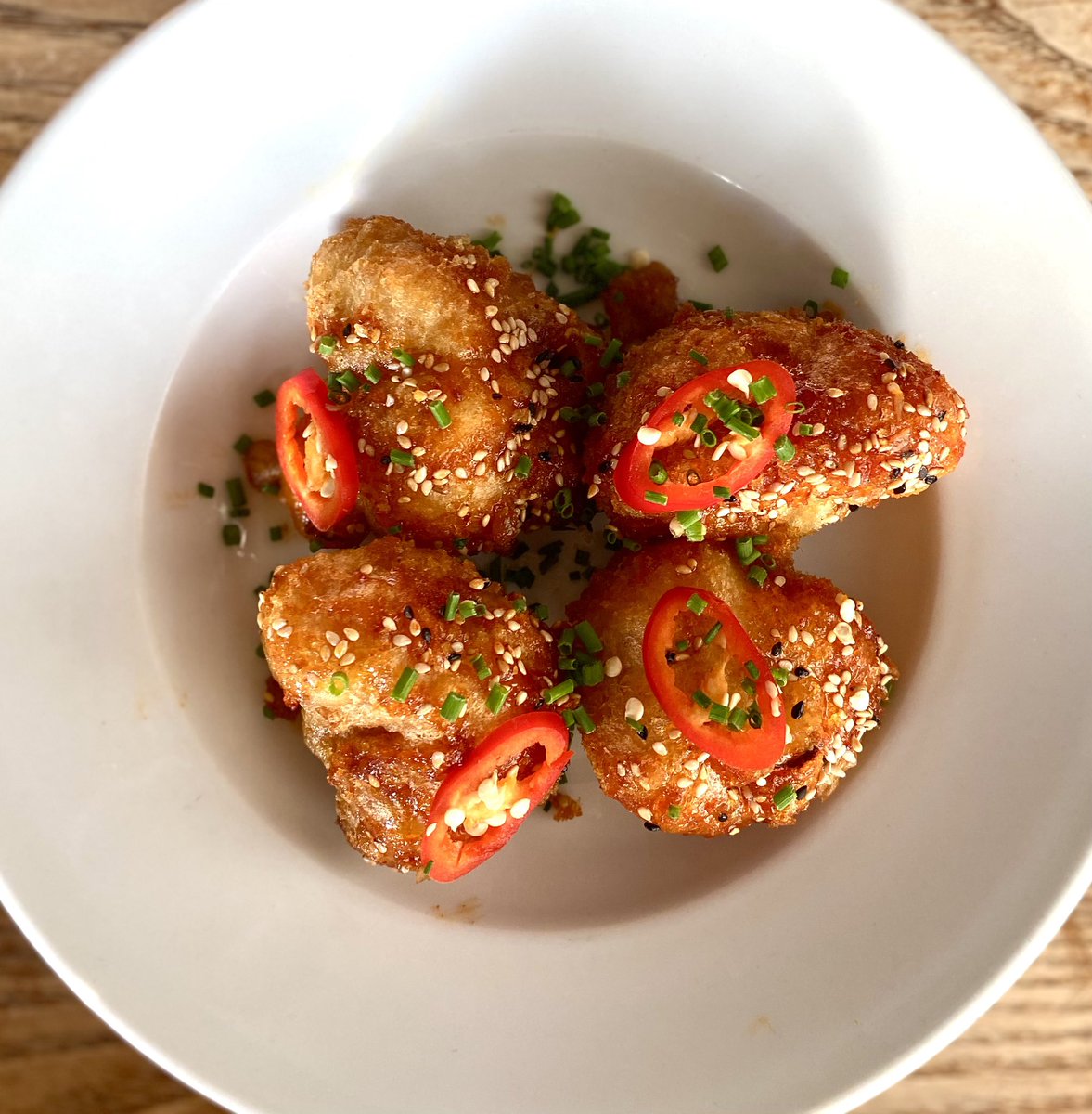 Korean cauliflower ’wings’ with sesame, chilli and spring onion 🌶️