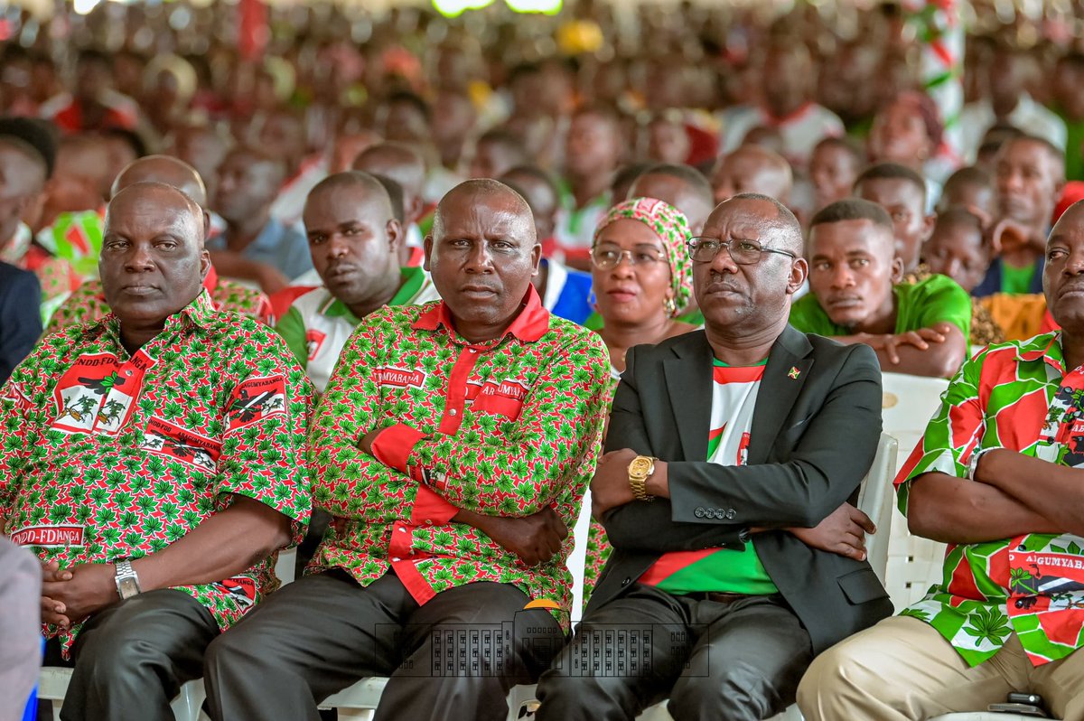 BubanzaCommune2's tweet photo. #Burundi:Umukuru w'Igihugu c'Uburundi ,@GeneralNeva, ahamagarira Abagumyabanga bose ,kuba Intwari z'Urugamba rw'Iterambere kugira ngo umwe wese azobe yifashe muri 2040 kandi ateye imbere muri 2060 maze binjire mu rugamba rwo guhangana n'ubukene.
@BubanzaProvince
#Ayiwacu. https://t.co/UH6uYbO5vT