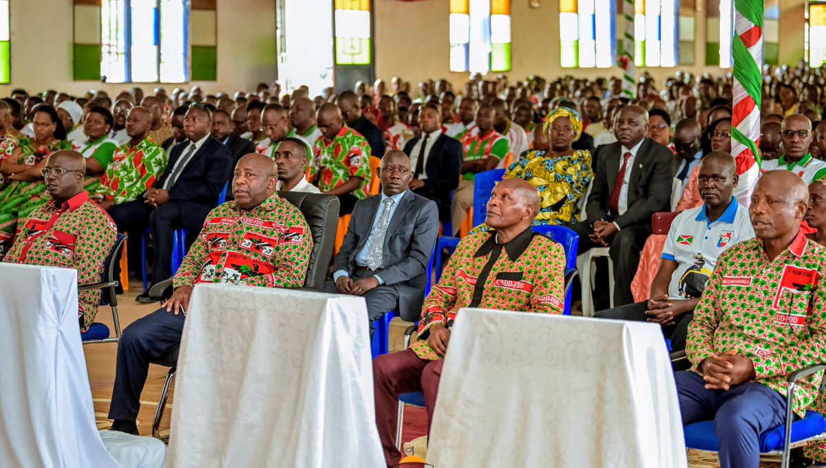 BubanzaCommune2's tweet photo. #Burundi:Umukuru w'Igihugu c'Uburundi ,@GeneralNeva, ahamagarira Abagumyabanga bose ,kuba Intwari z'Urugamba rw'Iterambere kugira ngo umwe wese azobe yifashe muri 2040 kandi ateye imbere muri 2060 maze binjire mu rugamba rwo guhangana n'ubukene.
@BubanzaProvince
#Ayiwacu. https://t.co/UH6uYbO5vT