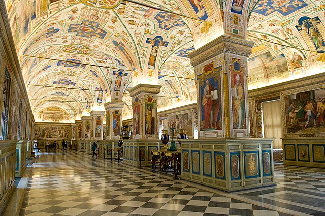 La Biblioteca del Vaticano es un tesoro moderno y un símbolo de la riqueza intelectual y cultural de la Iglesia Católica. Desde manuscritos antiguos hasta libros raros, monedas antiguas y obras maestras artísticas, esta biblioteca ofrece una visión del inmenso conocimiento