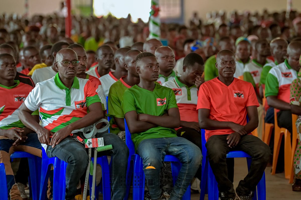 BubanzaCommune2's tweet photo. #Burundi:Umukuru w'Igihugu c'Uburundi, @GeneralNeva, asaba abahoze k'urugamba kwama bibuka  Kandi ntibibagire icatumye baja k'urugamba kugira ngo ntibarekure iciza bafashe.
@CnddFdd 
@NtareHouse 
@BubanzaProvince 
#Ayiwacu. https://t.co/GohA0Sc1N1