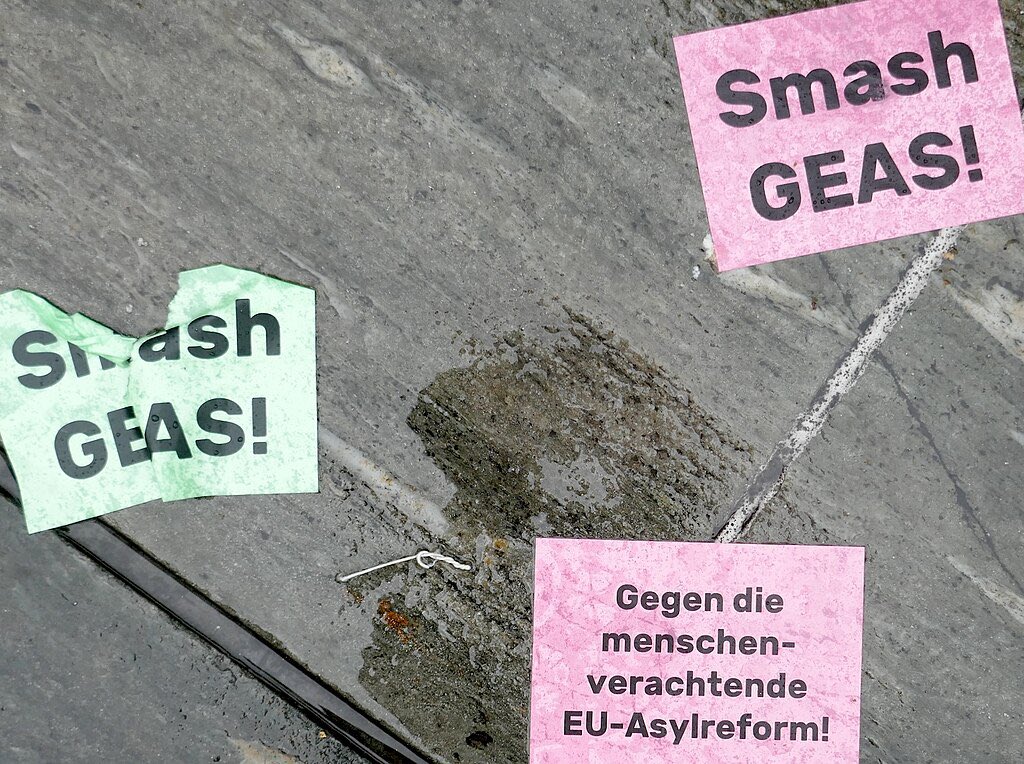Der EU-Asylpakt versperrt vielen Geflüchteten den Zugang zum Recht auf Asyl. Sosf und das Bündnis unabhängiger Rechtsarbeit im Asylbereich sprechen sich entschieden gegen seine Übernahme in der Schweiz aus. sosf.ch/de/publication…