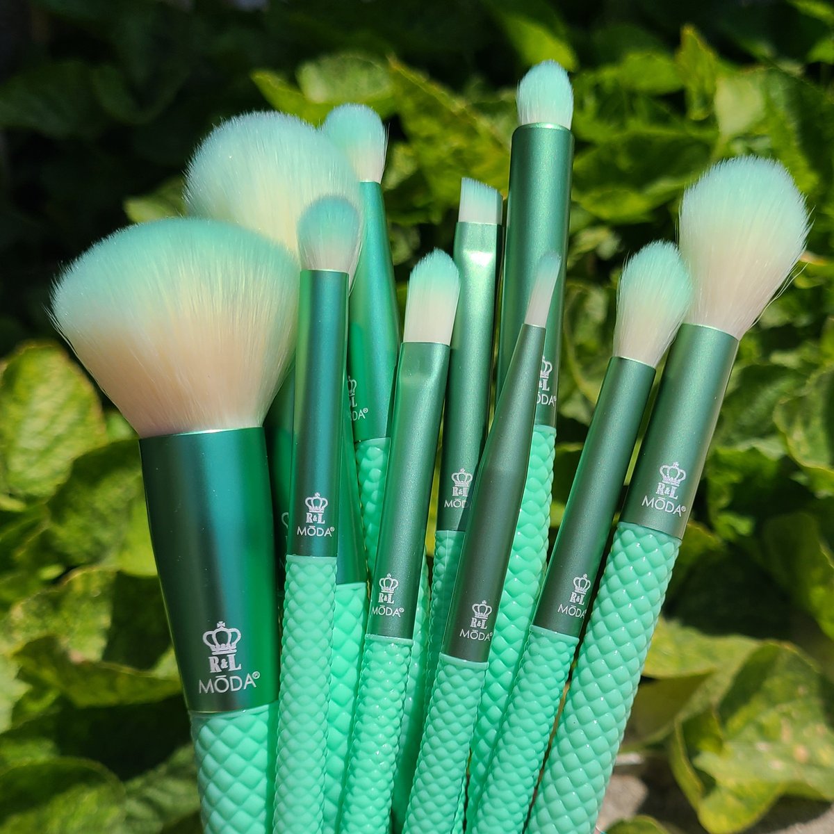 The MŌDA Renew™ Eye and Complete kits create the ultimate Earth-friendly brush collection! ✨💚 

Save some green and shop our Black Friday Sale now at modabrush.com 

#modabrush #modamakeupbrushes #makeupmusthaves #makeupsale #beautysale #blackfriday #modarenew