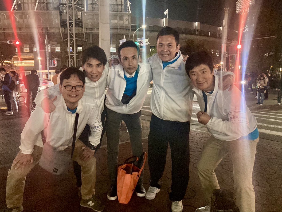 saito_ouen's tweet photo. 🔥さいとう元彦を支える熱き男たち🔥
実は中高時代を共に過ごした同級生が、
奮闘する友を支えるべく
全国津々浦々から駆け付け
結集しているのです🤭
さいとう元彦だからこそ成せる
友情陣営🤝ここにあり！🙋‍♂️🙋‍♂️🙋‍♂️🙋‍♂️🙋‍♂️

#兵庫の躍動を止めない
#さいとう元彦 https://t.co/MQs9qvWRwv