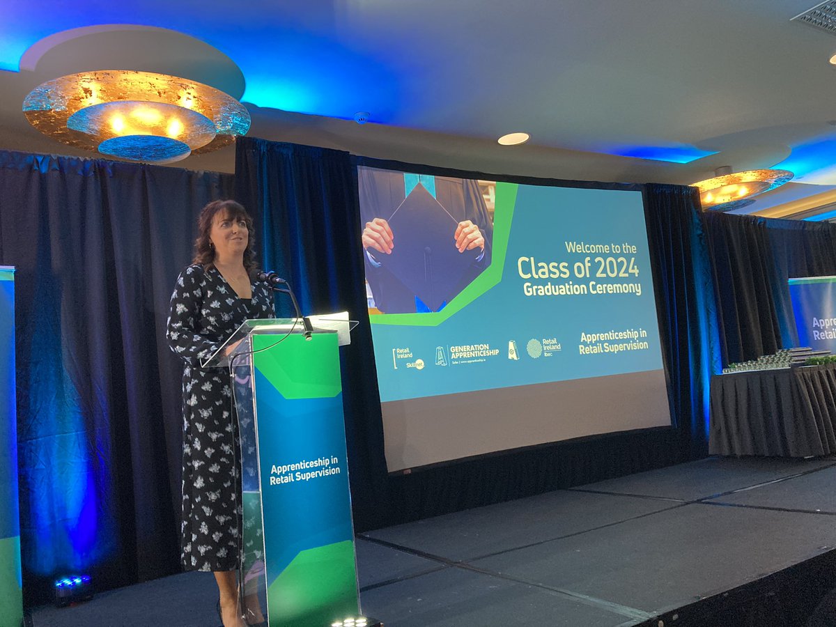 Theresa Gallagher, Retail Ireland Skillnet Network Manager prepares the graduates for their conferring 👩‍🎓👨‍🎓