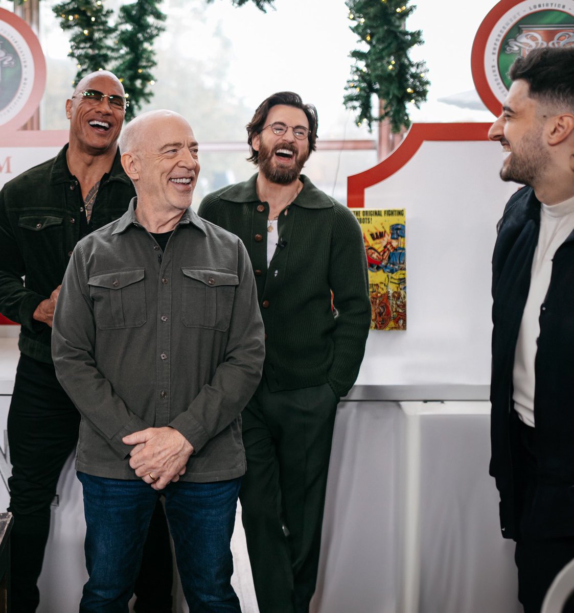 ivanhachez's tweet photo. Esta es la mayor LOCURA que me ha pasado nunca. JK SIMMONS, CHRIS EVANS y THE ROCK me entregaron un premio 🏆 

Por de la premiere mundial de Red One viajé a Berlín ✈️ para conocer a todo el cast y fue totalmente SURREALISTA.

Mil gracias a @WarnerBrosSpain y a todos vosotros. https://t.co/DbKgUQAUbd