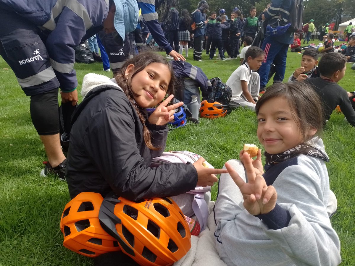 Educacionbogota's tweet photo. 🚲 Hoy, en el Parque de Los Novios, acompañamos a 600 estudiantes beneficiarios de los medios alternativos de movilidad escolar en el evento de clausura de actividades de 2024.

Con una agenda llena de entretenimiento, conocimiento y arte, organizada por varias entidades del Distrito, las niñas, los niños y jóvenes de #BogotáMiCiudadMiCasa comparten sus experiencias en las iniciativas Al Colegio en Bici, Bici Parceros y Ciempiés, Caminos Seguros.