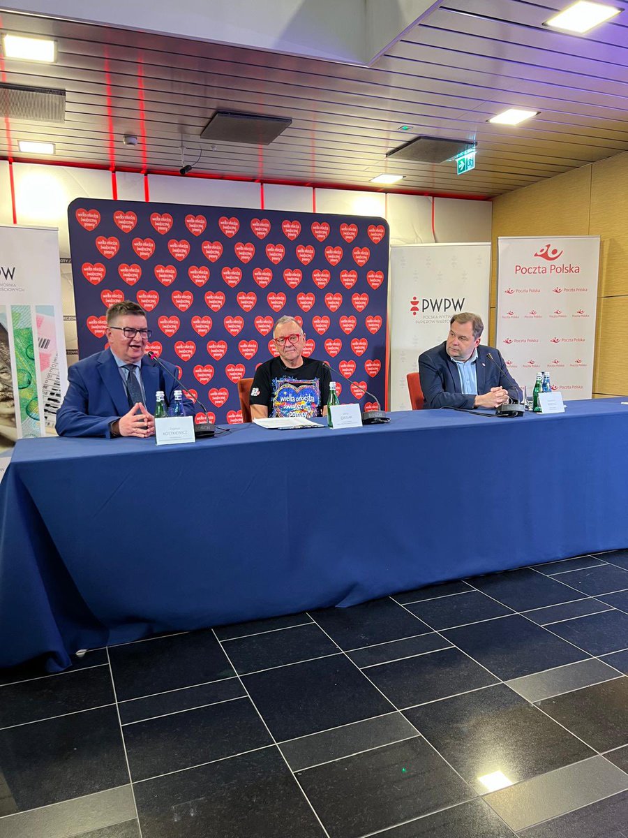 MikoszSebastian's tweet photo. Wracamy do gry! I to w najlepszej lidze.Po kilku latach przerwy @PocztaPolska zagra ponownie z @fundacjawosp. Dzisiaj w @PWPW_SA ruszył druk znaczków, które będą licytowane w 33 #FinalWOSP. Bardzo dziekuje @JurekOwsiaak za przemiłe słowa o Poczcie!Licytujcie! https://t.co/OeWnxnXAup