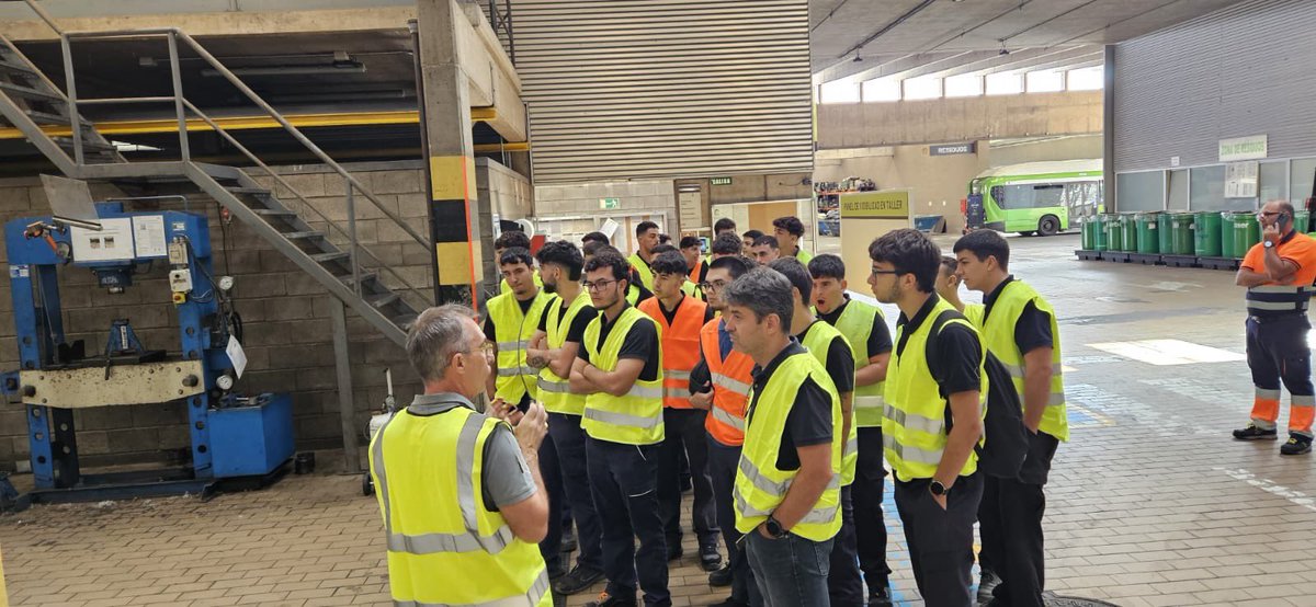 Titsa Guaguas (@titsa) on Twitter photo 🚌 Hoy hemos recibido la visita en los talleres de #Titsa en Cuevas Blancas al 2º curso del Grado Superior de #Automoción del <a href="/cifplalaguna/">CIFP LA LAGUNA</a>. Esta actividad la han realizado junto con sus profesores del Módulo de Gestión y Logística de mantenimiento de vehículos. 🚌 Hoy hemos recibido la visita en los talleres de #Titsa en Cuevas Blancas al 2º curso del Grado Superior de #Automoción del <a href="/cifplalaguna/">CIFP LA LAGUNA</a>. Esta actividad la han realizado junto con sus profesores del Módulo de Gestión y Logística de mantenimiento de vehículos.