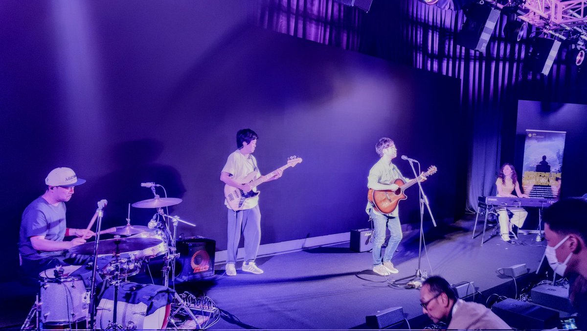 thanks_syanks's tweet image. #dbSoundscape
ライブイマーシブ体験してきました〜！
客席中央から外れても音の定位がめちゃくちゃ自然で素晴らしい音で聴けました✨
スピーカーの出音を下げても違和感なく聴かせられるので表現の幅が広がる上、観客の耳に優しい音量でライブを行う事にも繋がるということを体感しました！