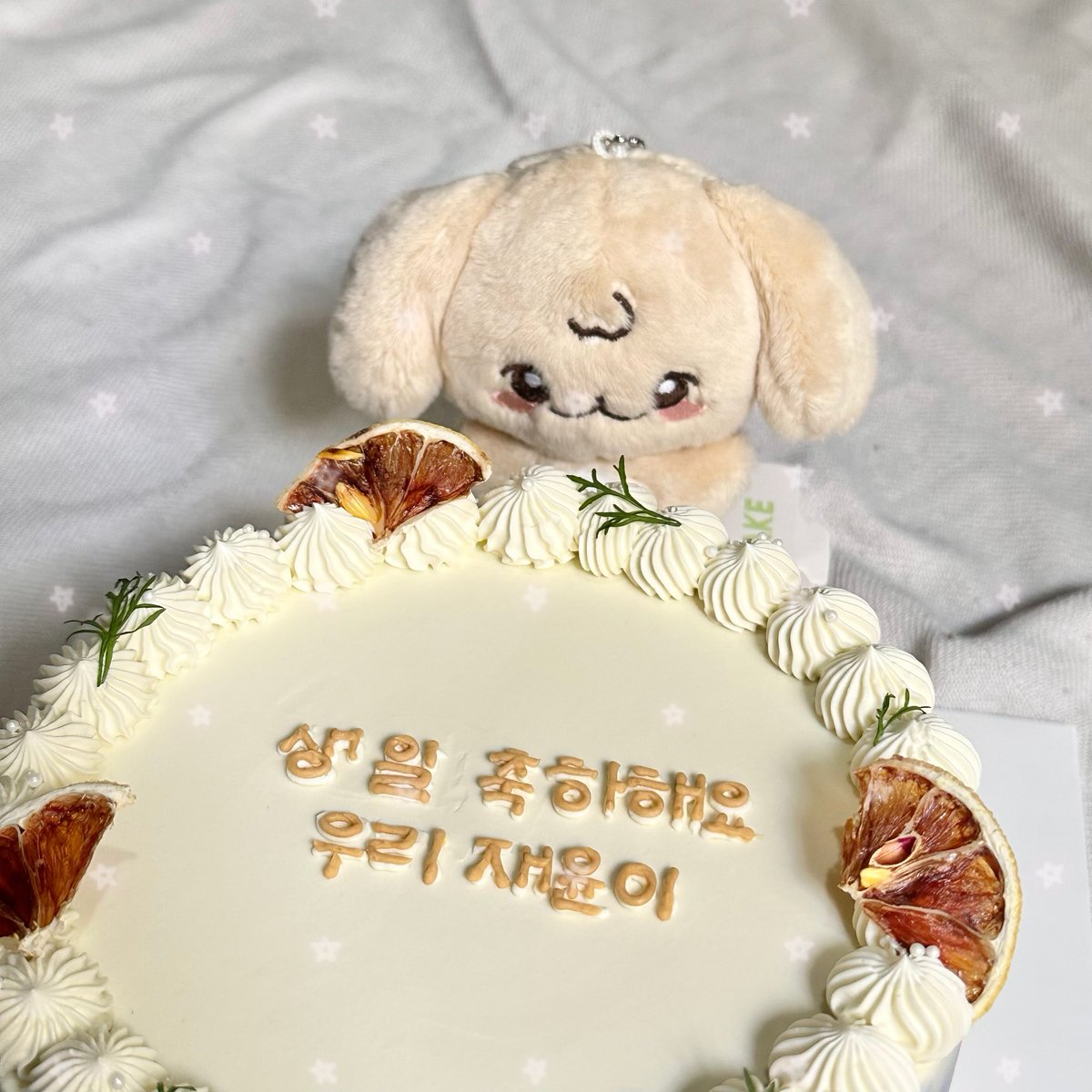dearsimjae's tweet photo. happy birthday, my love 🤍✨

#NovemberGlowsMaJAKEcally 
#재윤이의_스물둘은_애브리데이햄복 https://t.co/hyJrVWmyTz