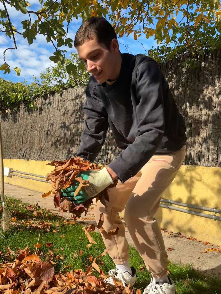APADISASOC's tweet image. Gracias a la Fundación El #ArcadeMadrid y al proyecto #MiCasaUVC, Alfonso, que reside en la vivienda de personas con autismo ha comenzado a realizar un voluntariado en el huerto 🍅de las viviendas comunitarias de la Fundación.
 
Con oportunidades así somos #capacesdetodo 🤗😍🥰