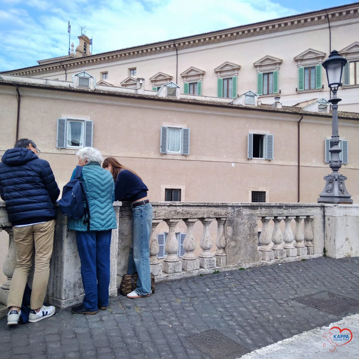 kappalanguage's tweet image. Incuranti dei primi freddi, ecco alcuni scatti dell'ultima lezione "quirinalesca" assieme alla nostra Martina! 

#learnitalian #italiancourse #italianoL2 #iostudioconkappa