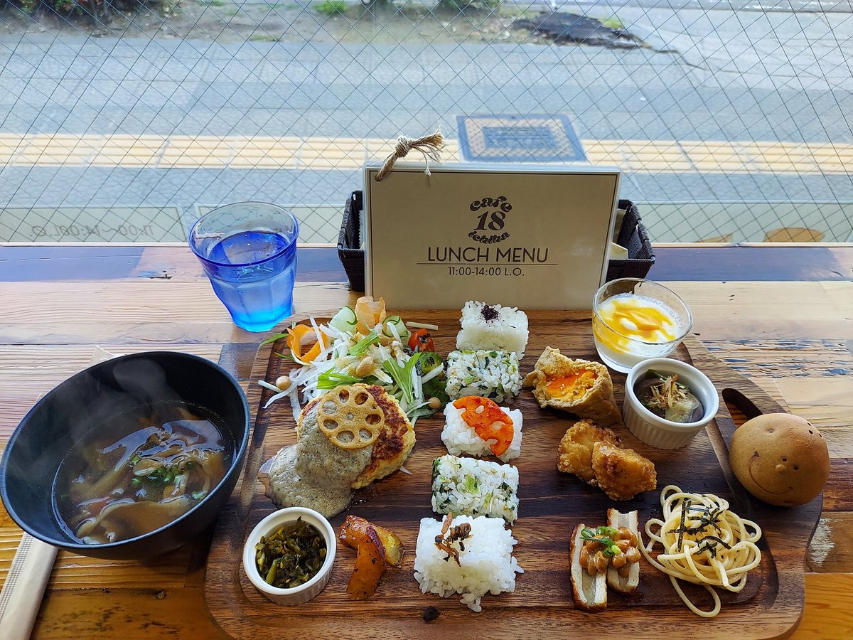 l3rWyJ3ujP8y's tweet photo. #cafe18_ichiha さんでランチプレートいただきました👌仕事さぼっ…お休みもらって行ってきましたよ☺️お皿もお洒落で美味しかった✨なお1枚目は物欲をくすぐる唐辛子いれ😁くれ‼️4枚目は途中で見かけたパンダ🐼ではないであろうもの #ichiha #cafe18 @cafe18_ichiha https://t.co/WnN0BExg3U