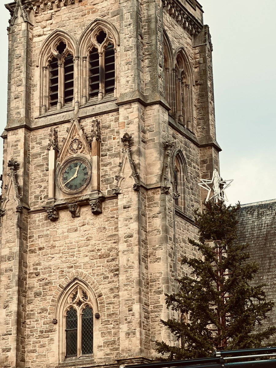 Seeing the #Durham Market Place Christmas tree 🎄 going up has made our day 🎄👍👮‍♂️
Durham is such a magical place at this time of year 🎅
#NPT
#ChristmasCountdown2024 
<a href="/DurhamCouncil/">Durham County Council</a> 
<a href="/IndieDurhamCity/">Indie Durham City</a>