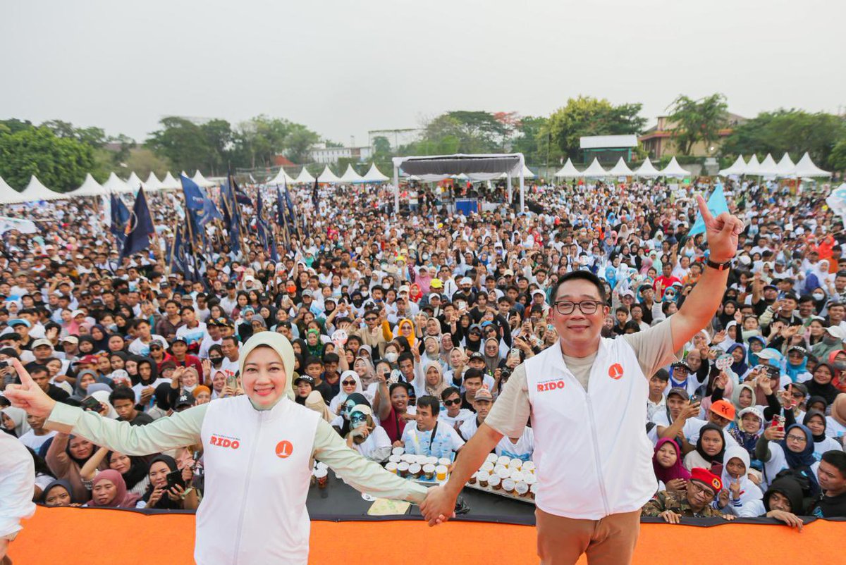 ridwankamil's tweet photo. Konser Satuin Jakarta luar biasa!
Terima kasih Cendrawasih!

Lapangan penuh dengan wajah-wajah bahagia. Kita bersenang-senang bersama. Energinya menyemangati saya ingin segera bekerja. Supaya Jakarta baru semakin maju.

Jangan lupa 27 November, coblos monasnya https://t.co/i6lq9aAcRE