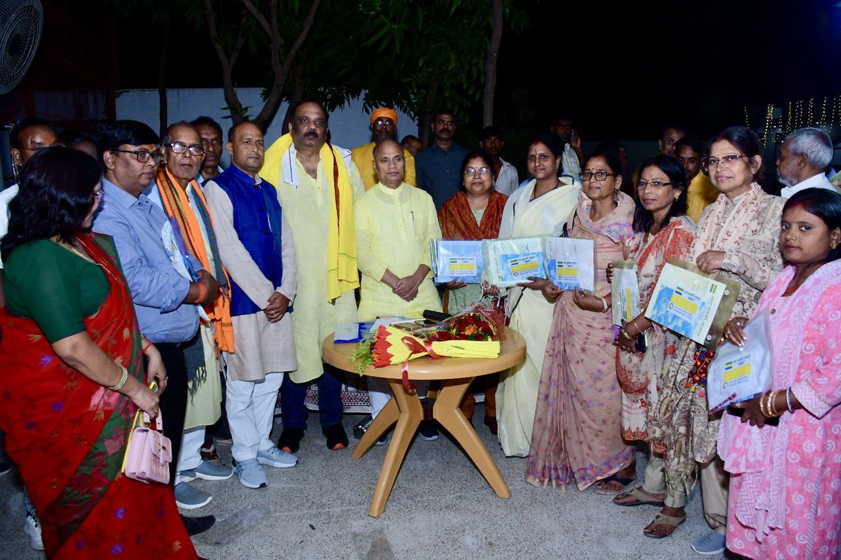 RCP_Singh's tweet photo. आज दल के राष्ट्रीय पदाधिकारियों एवं राज्य पदाधिकारियों की बैठक नालंदा में संपन्न हुई।

जब आसा होगी सरकार में 
तब ख़ुशहाली  होगी बिहार में ।

#आसा
#ASA https://t.co/ZcSk3xifOK