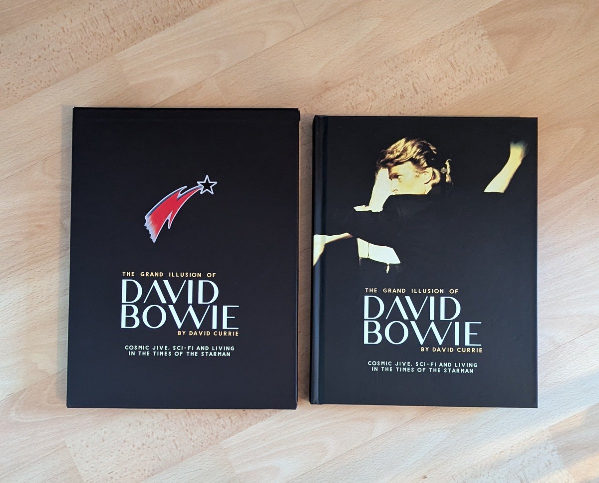 love_me_avenue's tweet image. The Grand Illusion Of DAVID BOWIE by David Currie
Cosmic Jive, Sci - Fi And Living In The Times Of The Starman
Of all the books I have of Bowie this is up there with the very best. Just phenomenal 
#bowiebooks #hardback #slipcase #artworkx4 #numbered #signed #firstedition