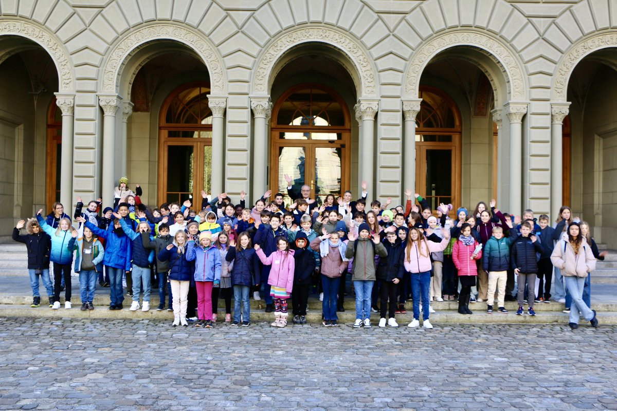 ParmelinG's tweet photo. Apprendre un métier est la plus belle chose qui puisse être. Et c'est pour moi toujours une grande joie de pouvoir accueillir au Palais fédéral des jeunes lors de la journée nationale #FuturEnTousGenres. Merci de votre intérêt et tous mes vœux pour un bel avenir professionnel ! https://t.co/vtOFbbzgLt