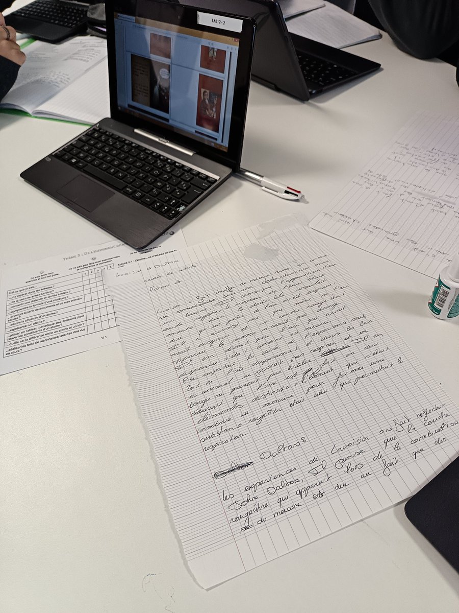 CdiClervoy's tweet photo. Deux classes de 3ème ont commencé à faire des recherches sur l'atome pour un projet mêlant recherche documentaire, physique et français. Et les élèves avancent bien !
#cdi #profdoc #recherchedocumentaire #espritcritique #atomes https://t.co/qexOPuTuJe