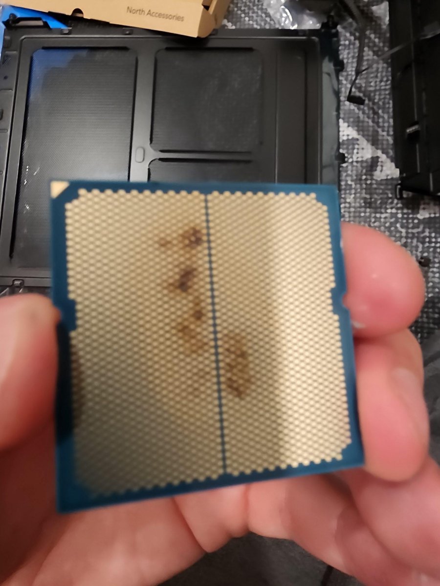 TechTrendsJP's tweet photo. 【速報】AMD Ryzen 7 9800X3D で焼損事例が発生！🔥

最新のゲーミングCPUとして注目を集めるRyzen 7 9800X3Dで、CPUとマザーボードの焼損トラブルが報告されました。

詳細な調査により、CPUの取り付けミスが原因と判明。

AM5ソケットの金メッキ接点ピンの焼損と、CPU本体に目視可能な損傷を確認。

他のユーザーからの同様の報告はなく、単発的な事例とみられます。

このケースから学ぶべき重要な教訓：
CPUの取り付けは慎重に！
位置合わせを必ず確認しましょう。

詳しい経緯と対策については続きをご覧ください👇
https://t.co/mXm7JAzs89

#AMDRyzen #Ryzen79800X3D