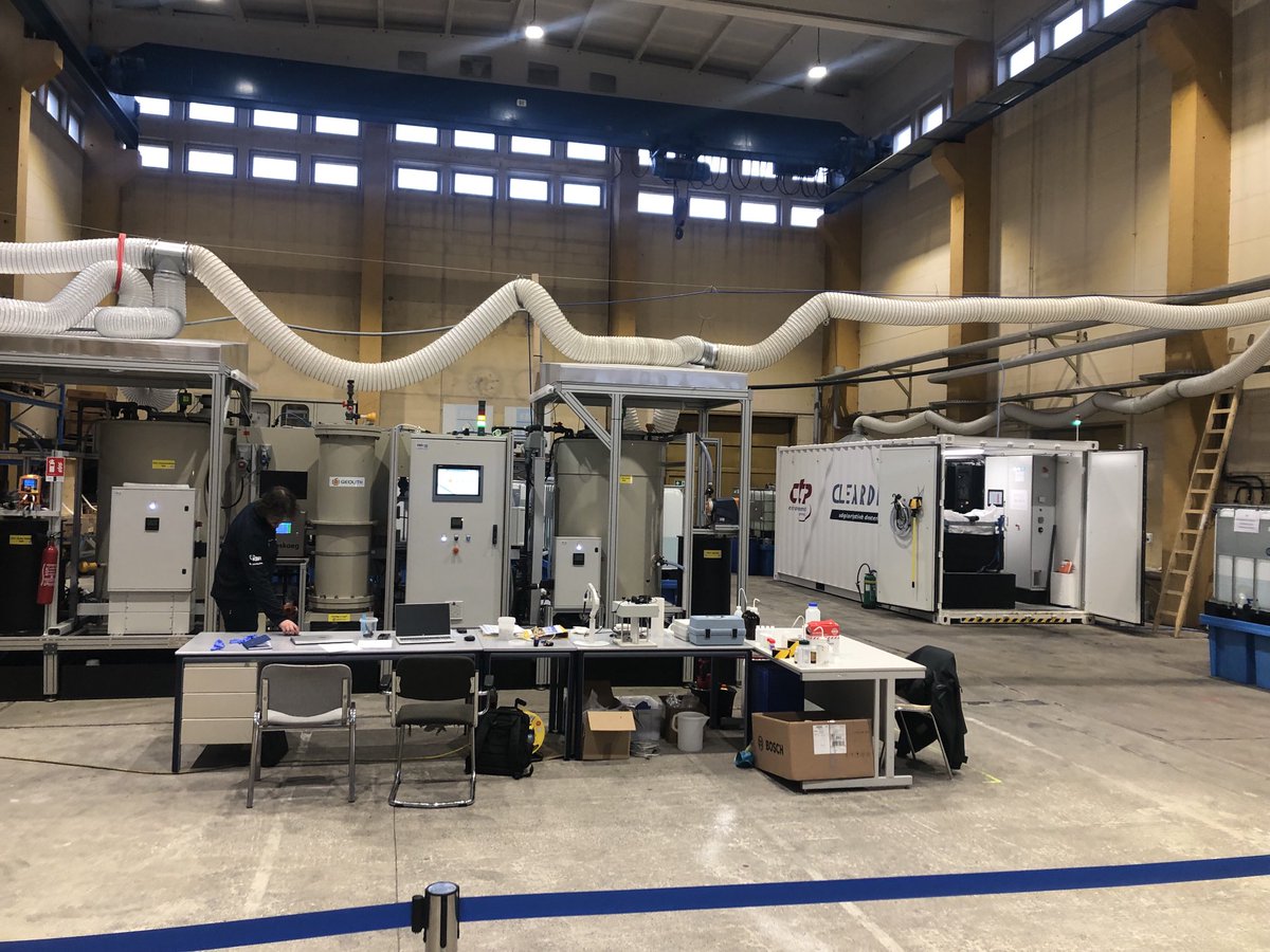 Selbst für Sachsen-Anhaltische Verhältnisse ist das abgelegen: In der Nähe von Salzwedel soll in großem Maßstab Lithium gefördert werden. Die Menge soll in Zukunft für 700.000 E-Autos pro Jahr reichen. Momentan läuft das Pilotprojekt. Ergebnis: 7 Kilo Lithiumcarbonat bislang.