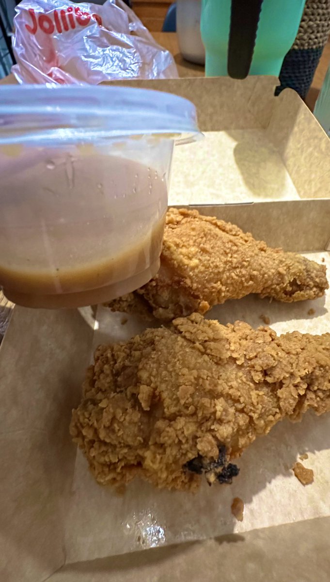 dyames's tweet photo. @Jollibee bestfriend, bakit nman ang konti mo magbigay ng gravy. 2 pc chickenjoy ang inorder, pero kulang pa para sa 1pc ung gravy na kasama. ChickenSad #jollibee https://t.co/lOergRthDx