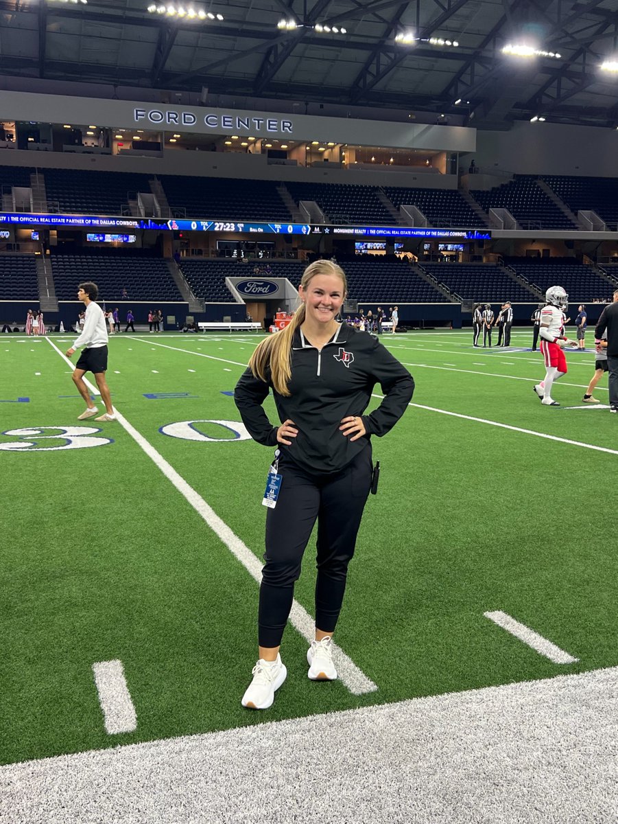 Fall sports are in full swing!!! Allen's sports PT resident, Mikaela, loves being able to provide sideline coverage throughout the season with Lovejoy High School football and cross country, as well as UT Dallas soccer.